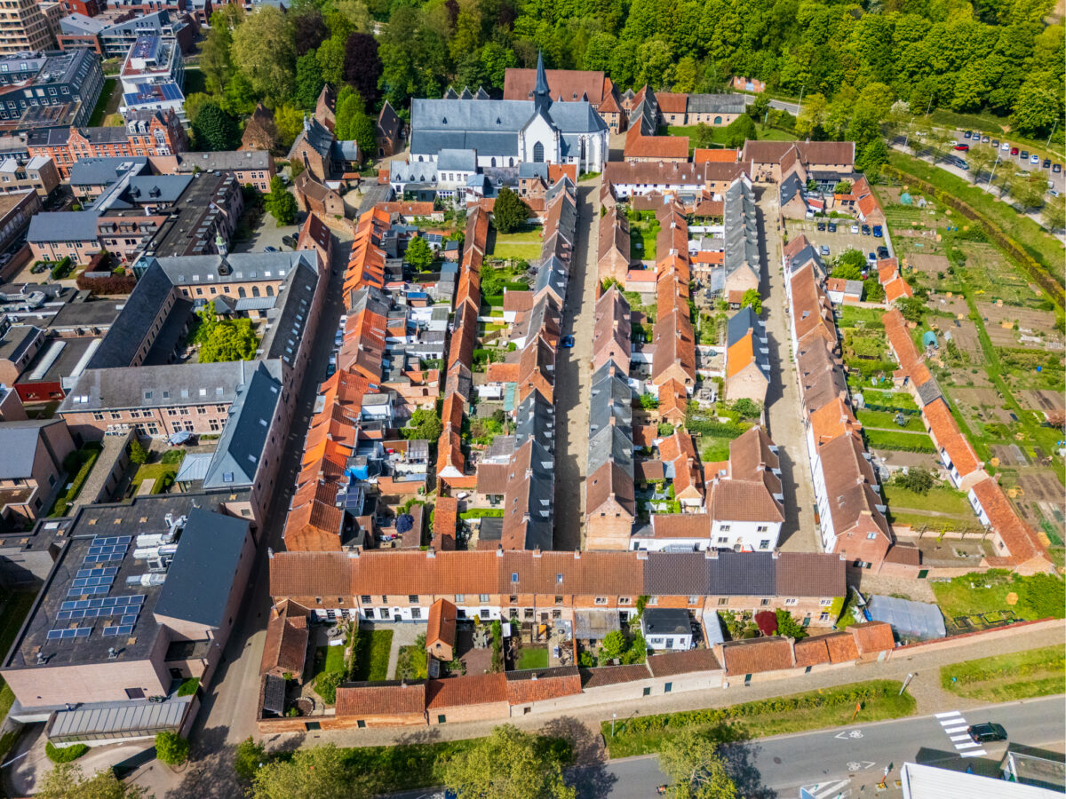 Verticale dronefoto van bovenaf op het Begijnhof van Diest, waarbij de kasseistraten een duidelijk schaakbordpatroon vormen tussen de historische huisjes, gefotografeerd door Bert Beckers.