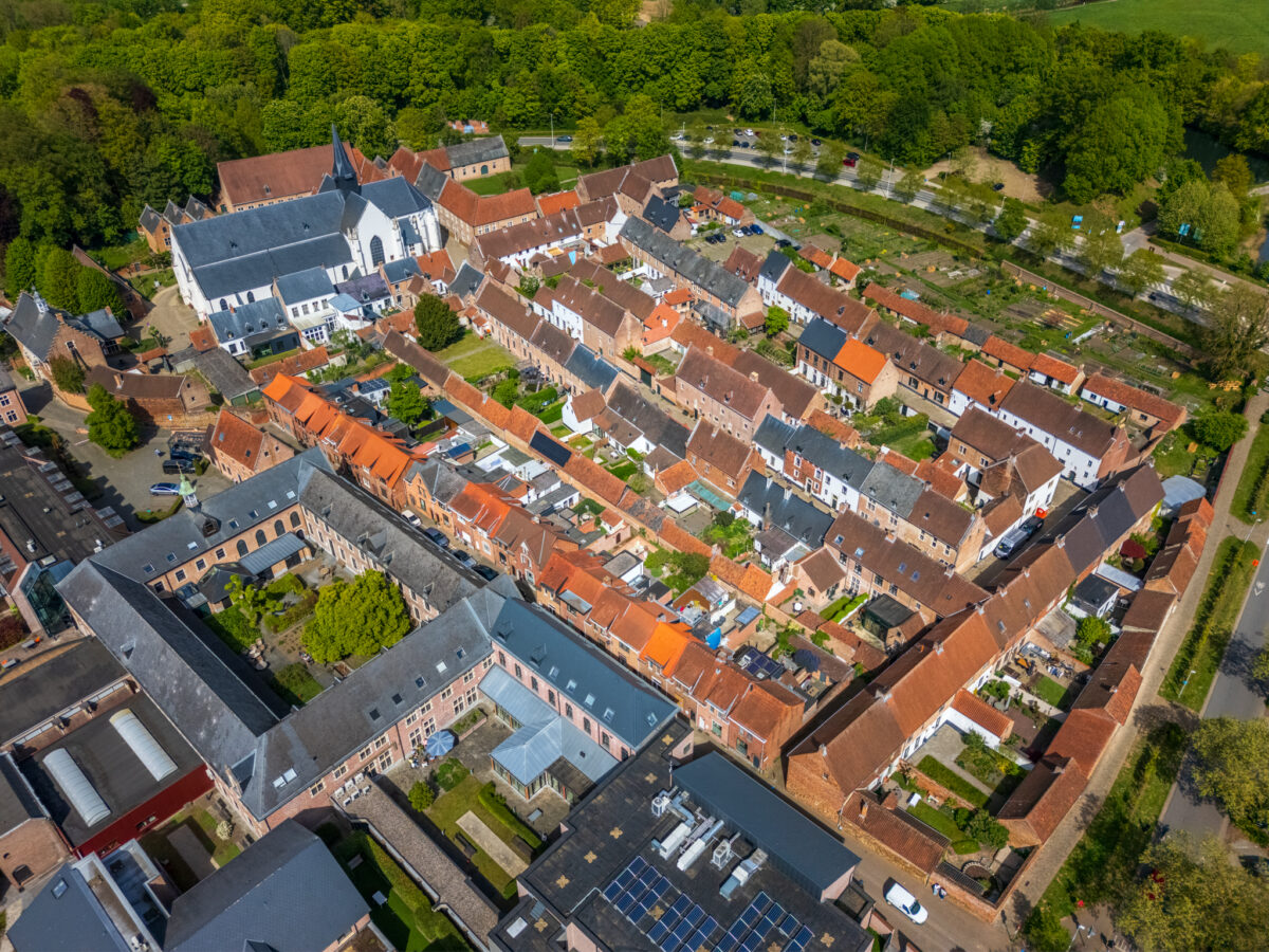 Luchtfoto van het Begijnhof in Diest met op de voorgrond links het complex van het voormalige klooster van de Grauwzusters en rechts de kleine begijnhofhuisjes, vastgelegd door Bert Beckers.