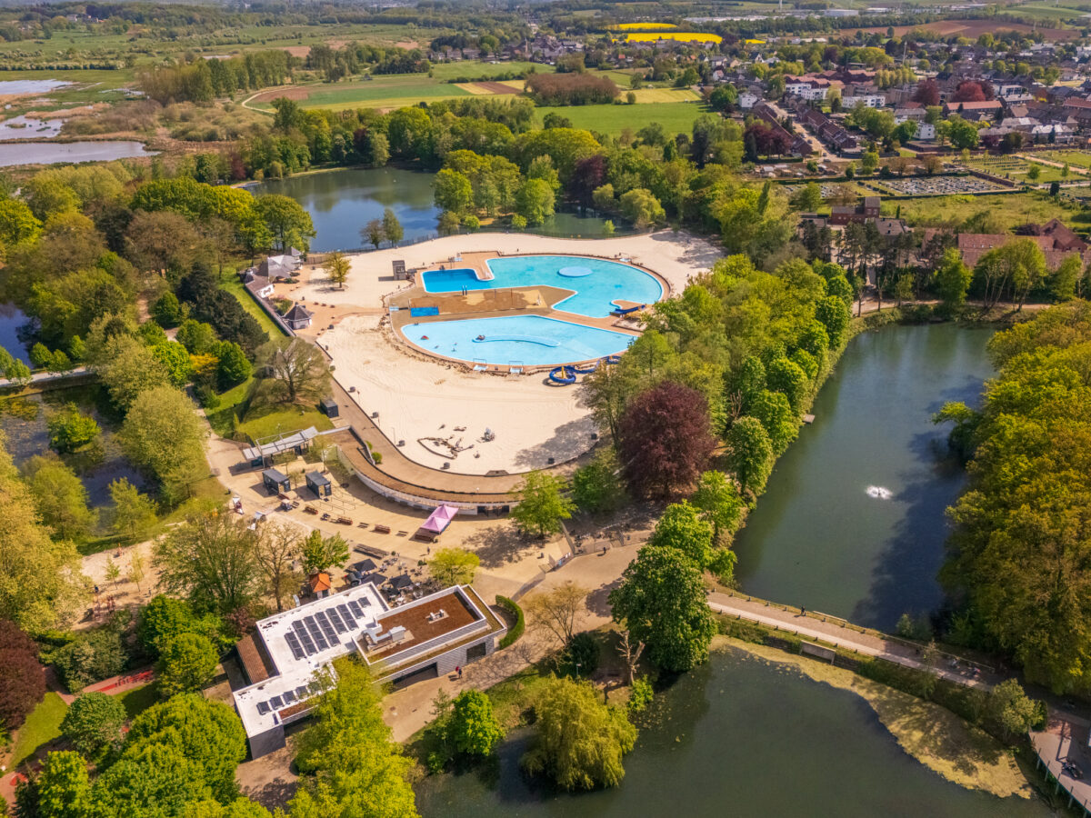 Luchtfoto van de cirkelvormige openluchtzwembaden en recreatiegebieden van De Halve Maan in Diest, genomen door dronefotograaf Bert Beckers.