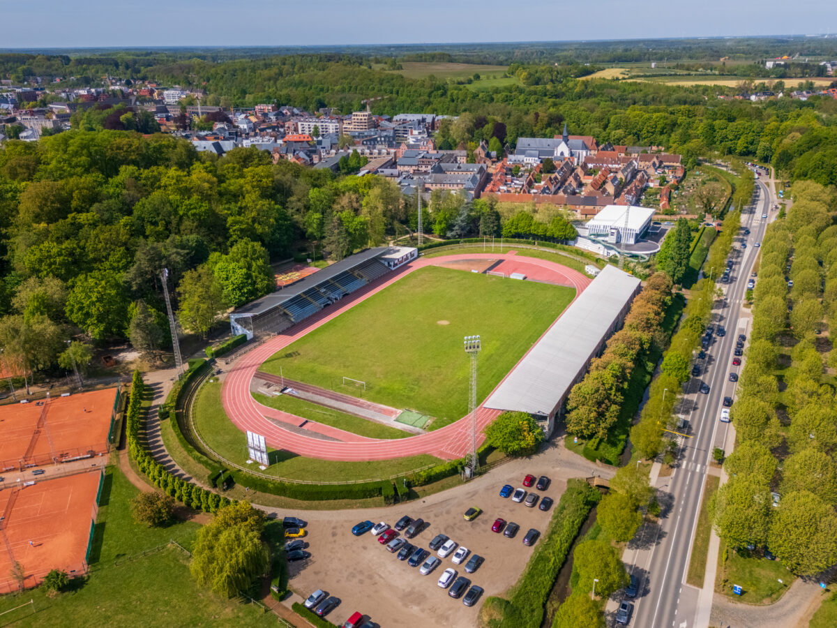 Luchtfoto van sportstadion De Warande in Diest met rechts de ringweg en op de achtergrond de historische huisjes van het Begijnhof, gefotografeerd door Bert Beckers.