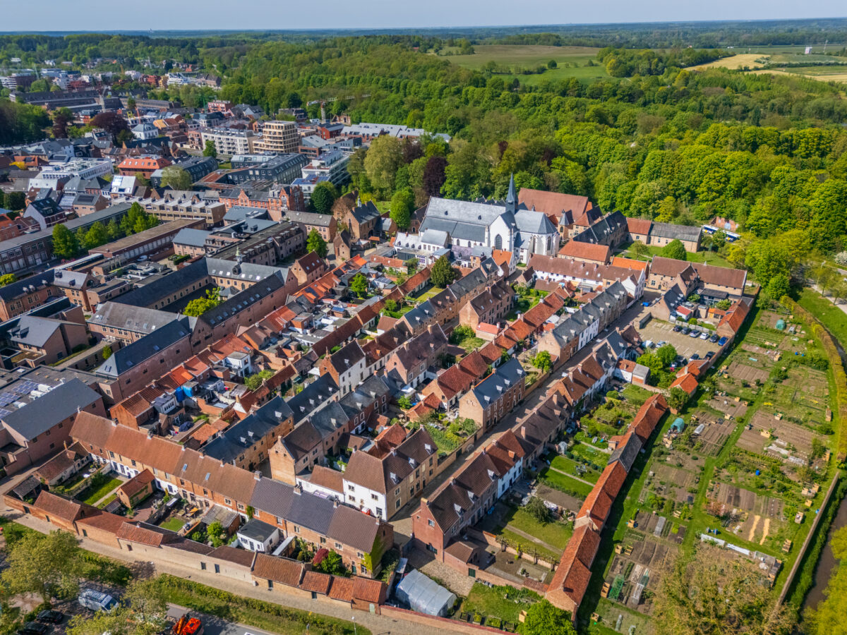 Dronefoto van het Begijnhof in Diest met links de historische huizen en aan de rechterkant van het beeld de groene, ommuurde tuinen, vastgelegd door Bert Beckers.