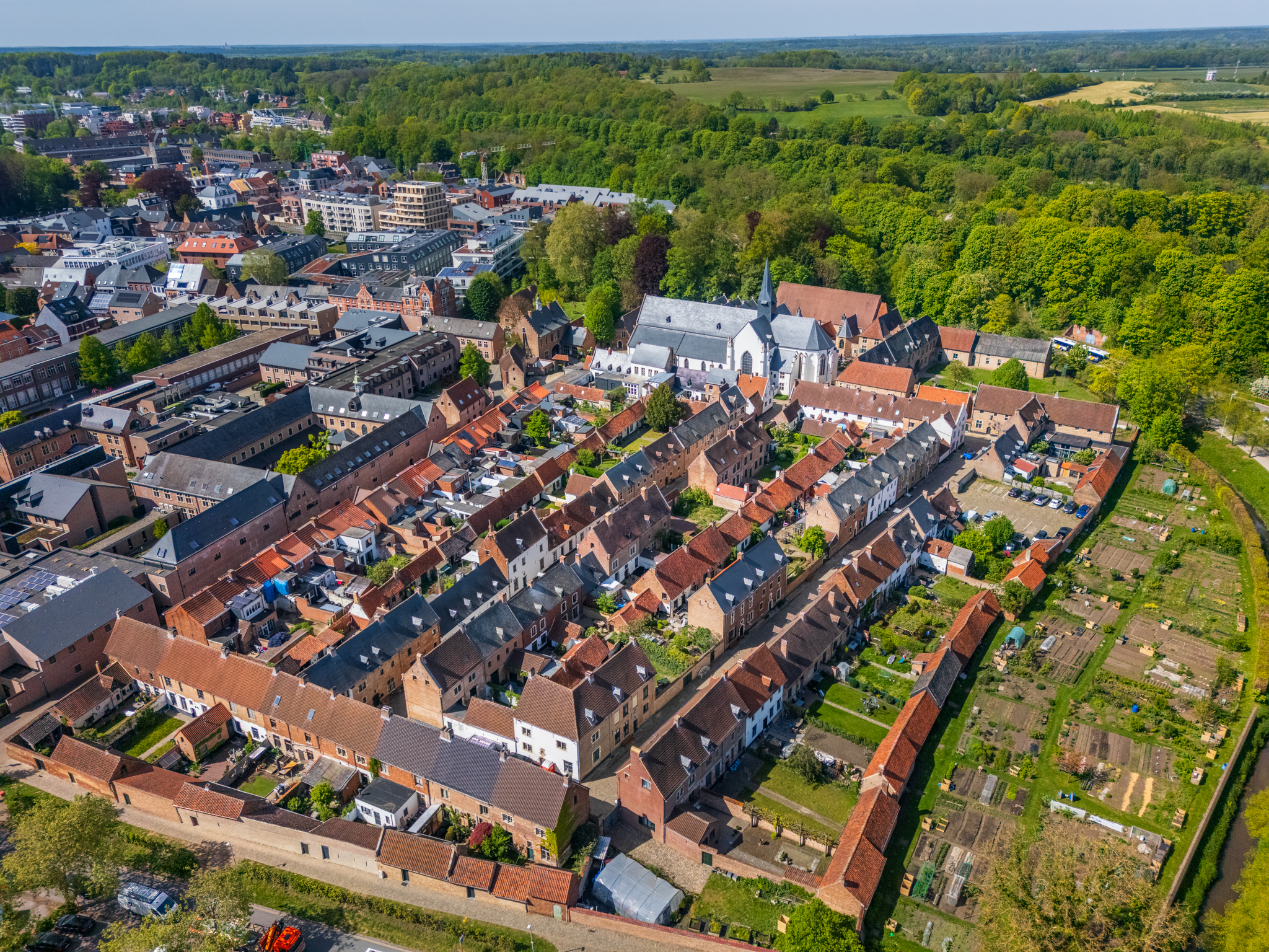 Dronefoto van het Begijnhof in Diest met links de historische huizen en aan de rechterkant van het beeld de groene, ommuurde tuinen, vastgelegd door Bert Beckers.
