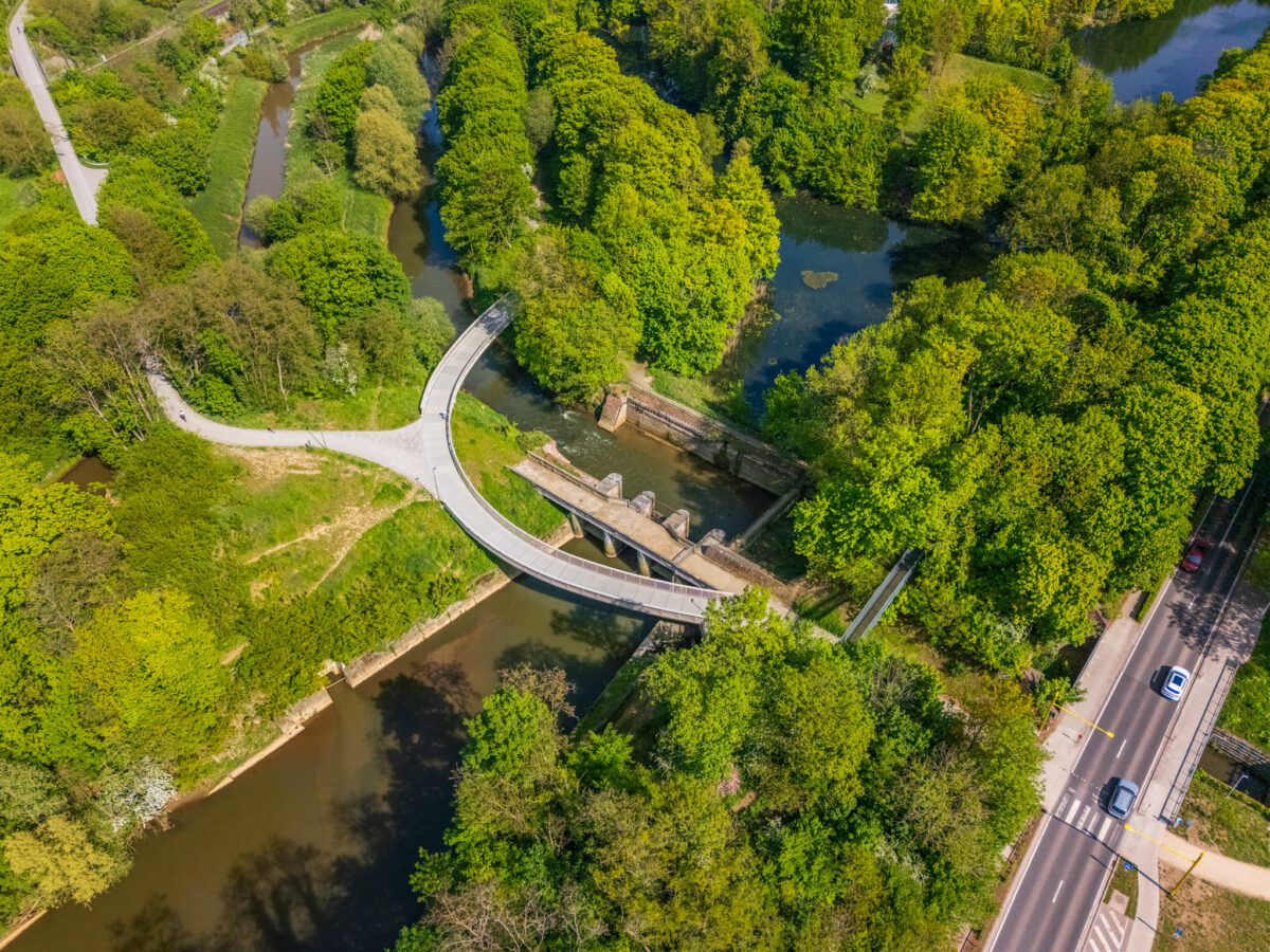 Luchtfoto door Bert Beckers van de boogvormige stalen Saspoortbrug over de Grote Steunbeer in Diest.