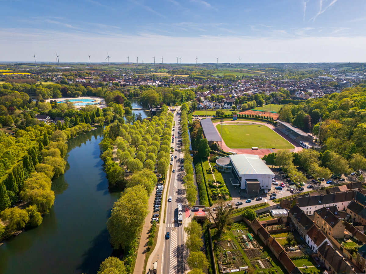 Breed drone-overzicht van Diest met rechts sportstadion De Warande, in het midden de ringweg en links de zwembaden en parken van De Halve Maan, gefotografeerd door Bert Beckers.